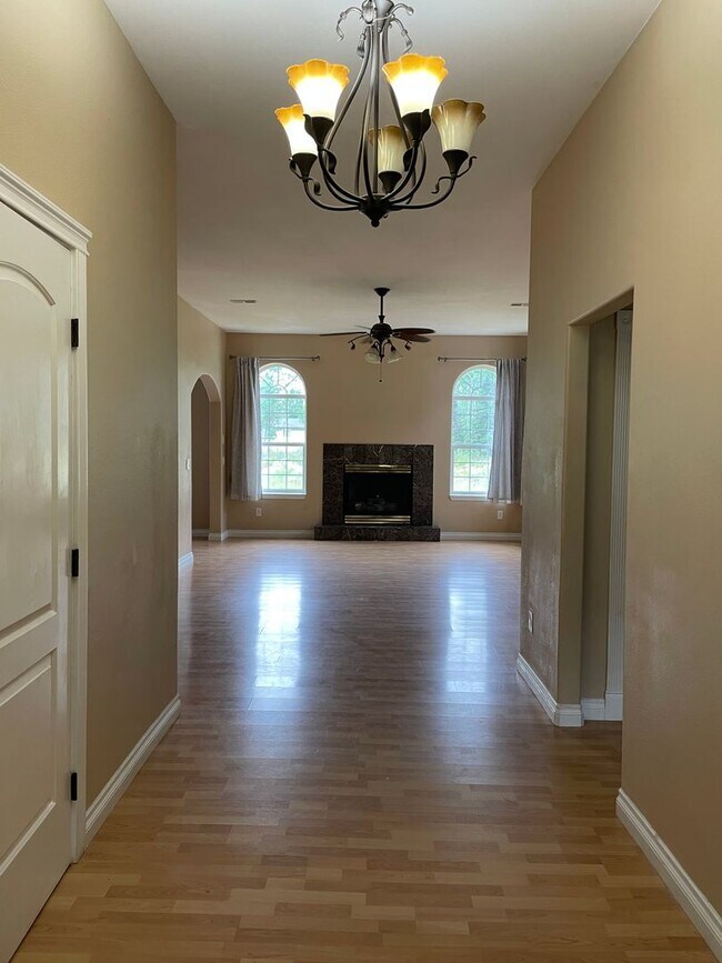 Foto del edificio - Beautiful 3 Bedroom Single Family Home With 2 Car Garage!