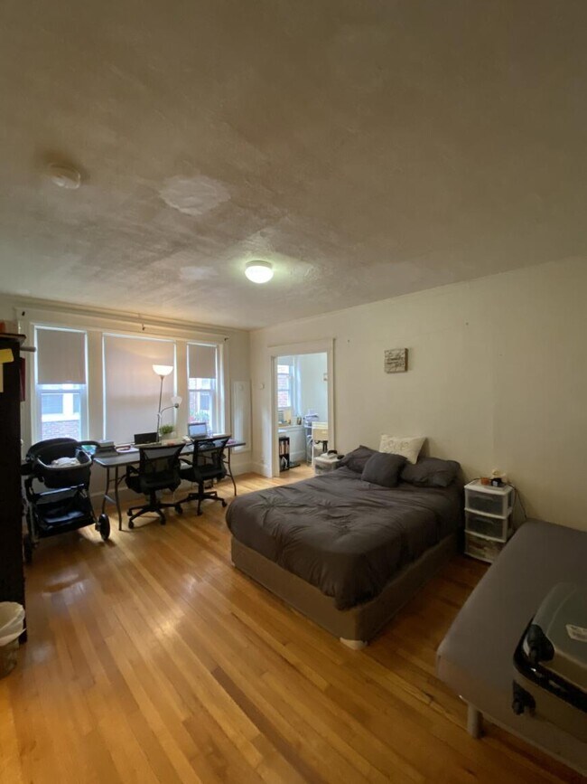 Building Photo - bedroom in Boston MA 02135