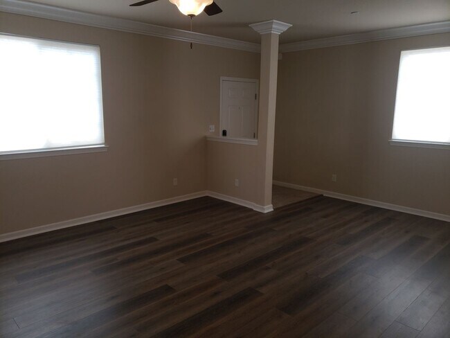 Building Photo - 4 BED 2.5 BATH TOWNHOME WITH SOLAR PANELS