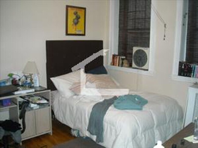 Building Photo - Comm Ave 1 Bed Available 11/1/25