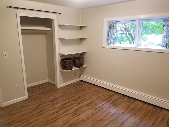 Building Photo - 2 bed 1 bath All Utilities Included.
