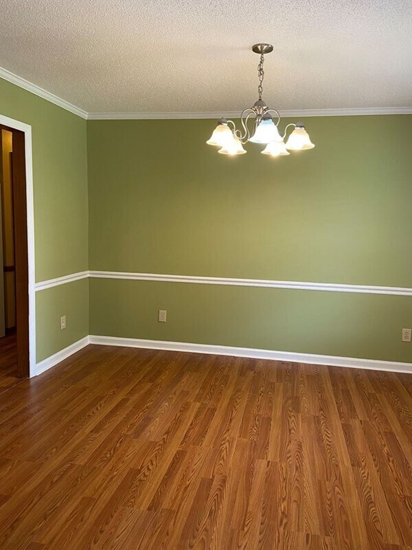 Foto del edificio - Lovely 3BR/2.5 BA Brick Ranch less than 5m...