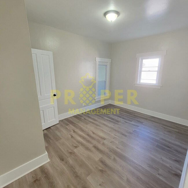 Building Photo - 2 bedrooms 1 bathroom house