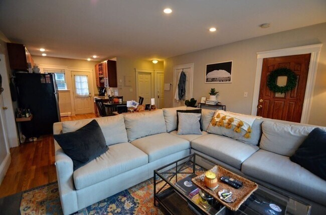 Foto del edificio - Beautiful 2 Bed near Dorchester Center!