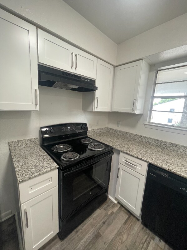 Building Photo - 1700 Village E Dr