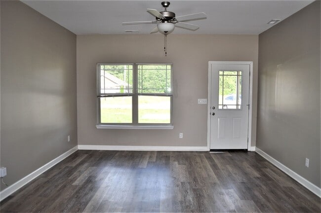 Building Photo - 216 Fern Bank Dr