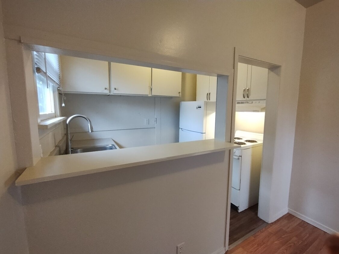 Primary Photo - 3220 Claremont Ave S