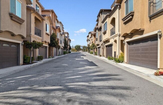 Foto del edificio - 4 Bed, 4 Bath Home with Solar, A/C, Washer/Dryer and 4 Parking Spaces *$1,000.00 Off One Month's ...