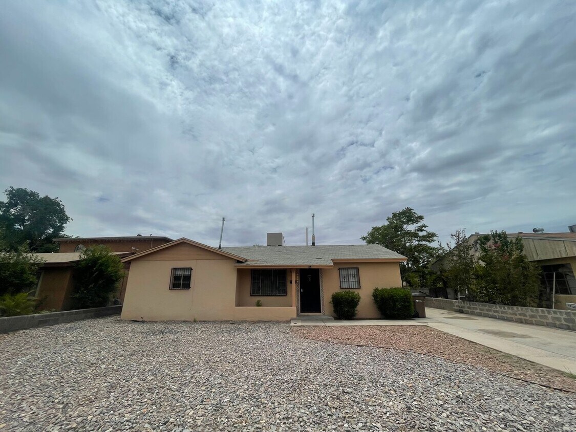 Foto principal - Nice 3 Bedroom/1.75 Bath home located off ...