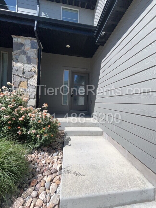 Building Photo - NO DEPOSIT option available for qualified ...