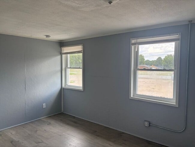Building Photo - 3 Bedroom House Available for Rent