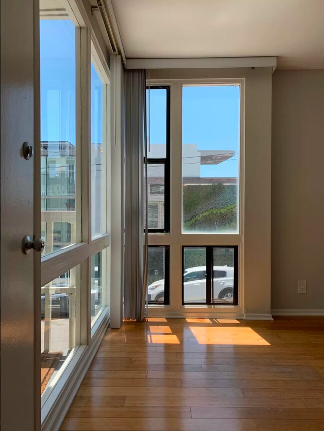 Foto del edificio - 702 Manhattan Beach Blvd