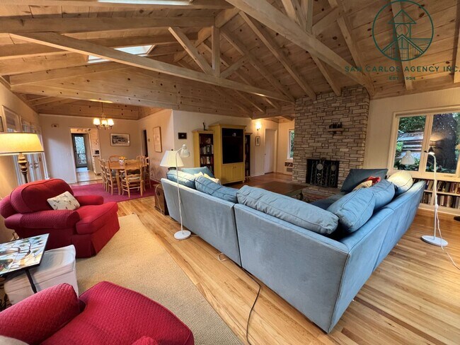 Foto del edificio - Updated & Spacious Four Bedroom Home in Peaceful Carmel Location