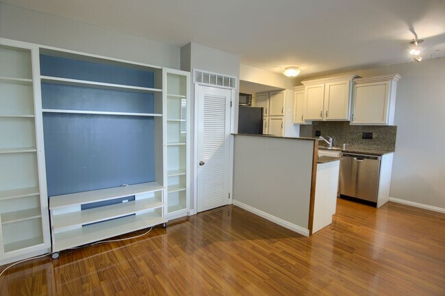 Foto del edificio - Stunning Condo Unit In Prime Location!