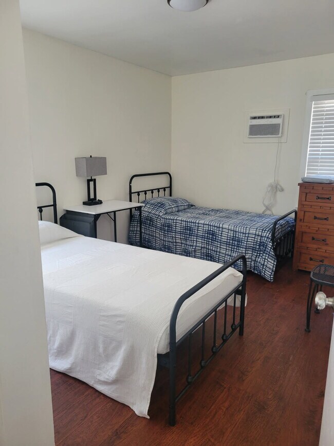 Foto del edificio - 4451 Stansbury Ave