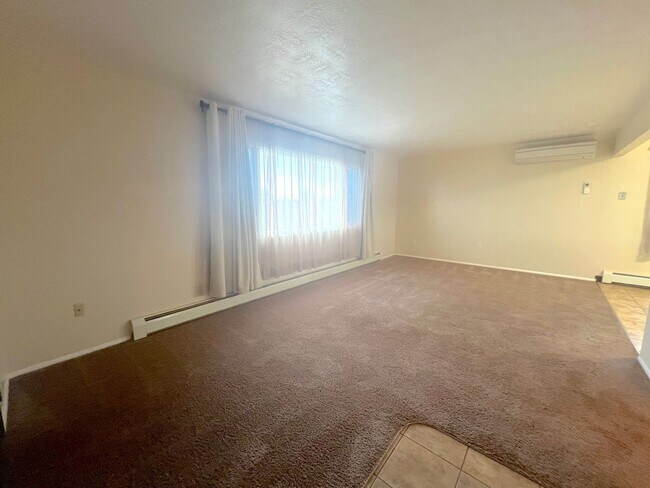 Building Photo - Extra Large 2 bedroom 1.5 Bath Centrally L...