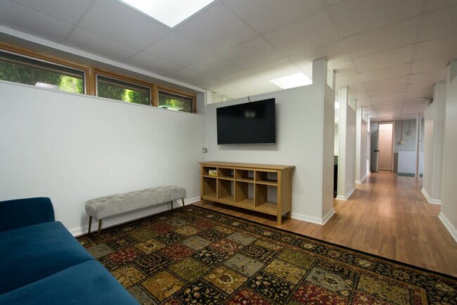 Building Photo - 201 Bluebird Ln