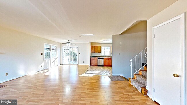 Foto del edificio - 1327 Mayflower Dr