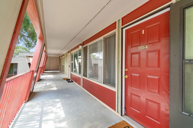 Building Photo - 210 Pelham Rd