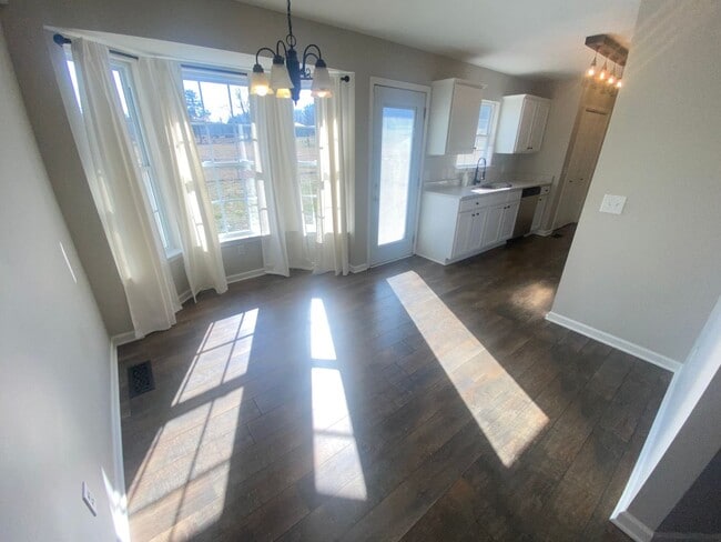 Building Photo - For Lease - 3 Bed, 2 Bath, 1232sqft Home o...