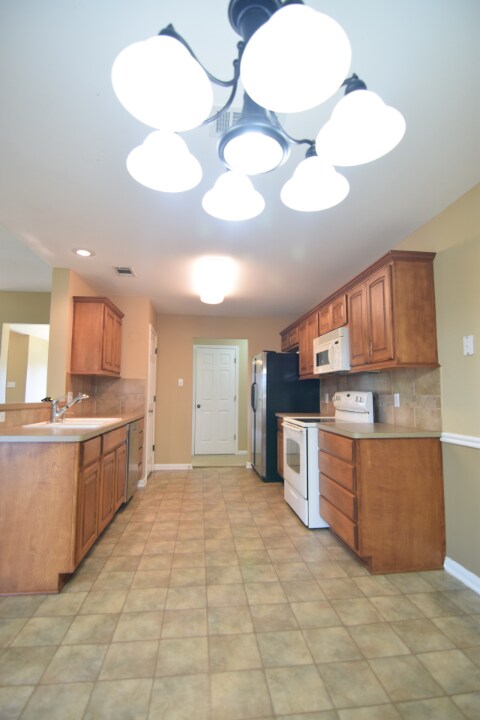 Building Photo - 1204 Westend Dr