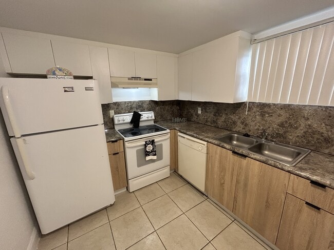 Building Photo - 4205 N University Dr