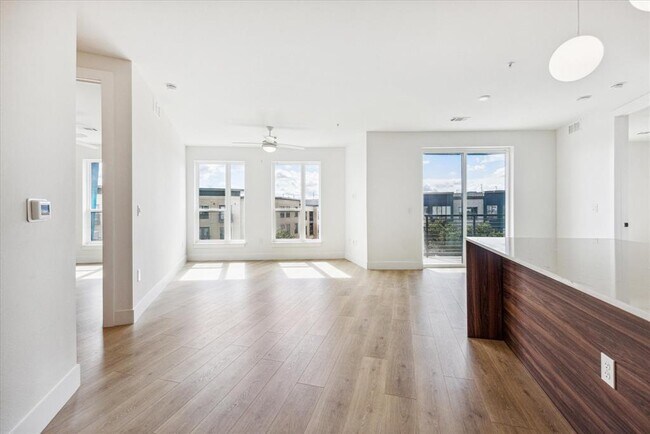 Building Photo - 1701 Simond Ave