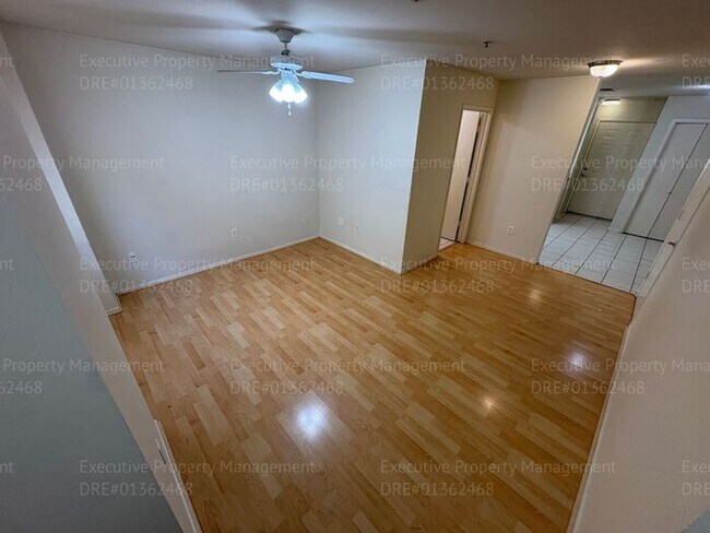 Foto del edificio - 2 bedroom 1.5 bathroom townhome located in a gated community near Hosking Ave/ S. Union Ave