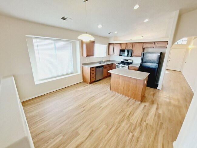 Foto del edificio - MOVE IN SPECIAL! 4  bed, 2 bath 1,800 sq f...