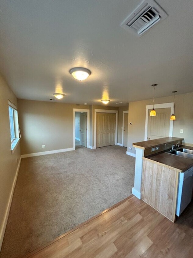 Primary Photo - Centrally Located Large 1 Bedroom 1 Bathro...