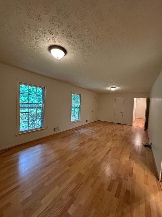 Foto del edificio - Available now,  3/2 with large unfinished basement, in University Heights