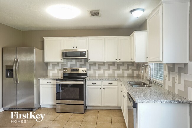 Building Photo - 7311 Village Lake Dr