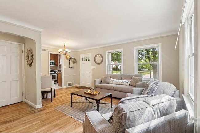 Building Photo - 446 Huntmere Dr