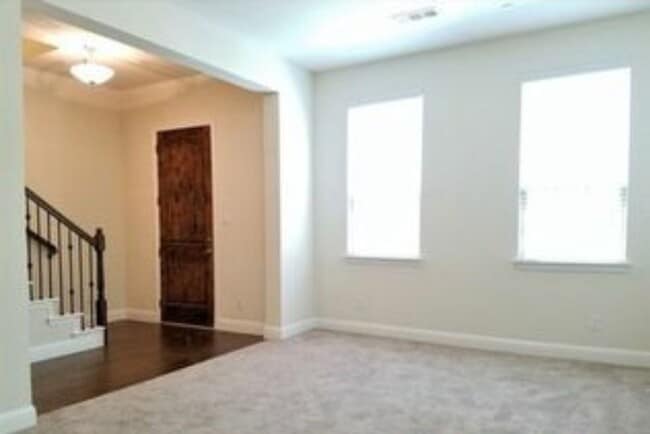 Building Photo - 517 W Royal Ln