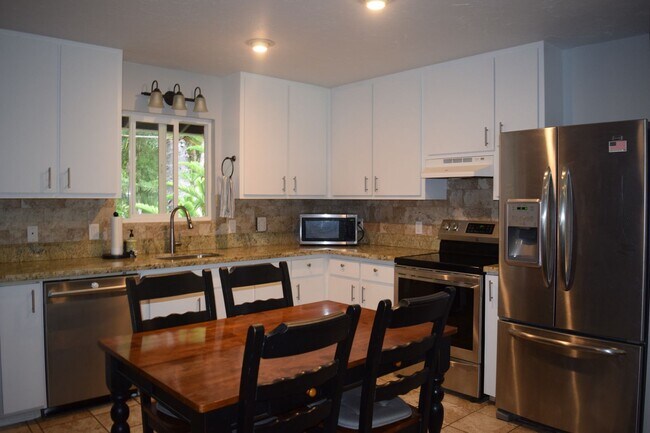 Foto del edificio - Furnished 3 bd. 2 ba. Makawao cottage on gated estate. Available May 1st for 1 yr. lease