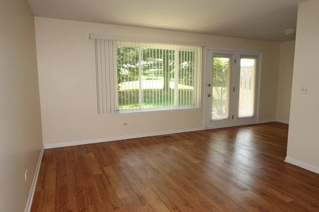 Building Photo - 210 Crestview Dr