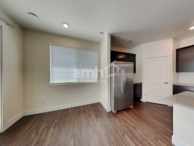 Foto del edificio - 1317 N Barkvine Ave