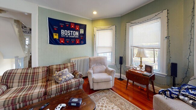 Building Photo - 5 bed 2 bath unit in Brookline.... Rare 3 parking included... Rare pricing.. Don't miss out!