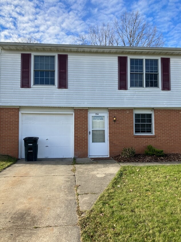 786 Charlotte Dr, Brunswick, OH 44212 Townhome Rentals in Brunswick