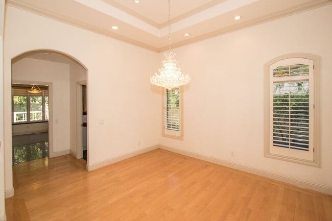 Building Photo - Spacious Executive Home in the Heart of Mi...