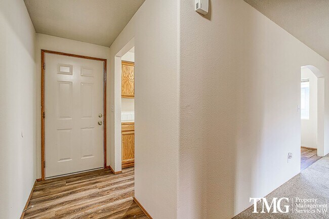 Building Photo - Bright 2 BD Duplex with Garage and Private Yard in Washougal!