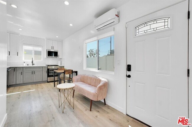 Foto del edificio - 14642 1/2 Runnymede St