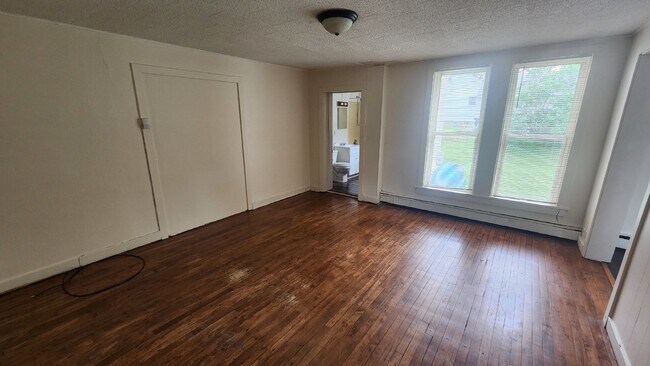 Foto del edificio - 2 Bedroom, 1 Bathroom with Laundry & Off Street Parking - Available August 1st!