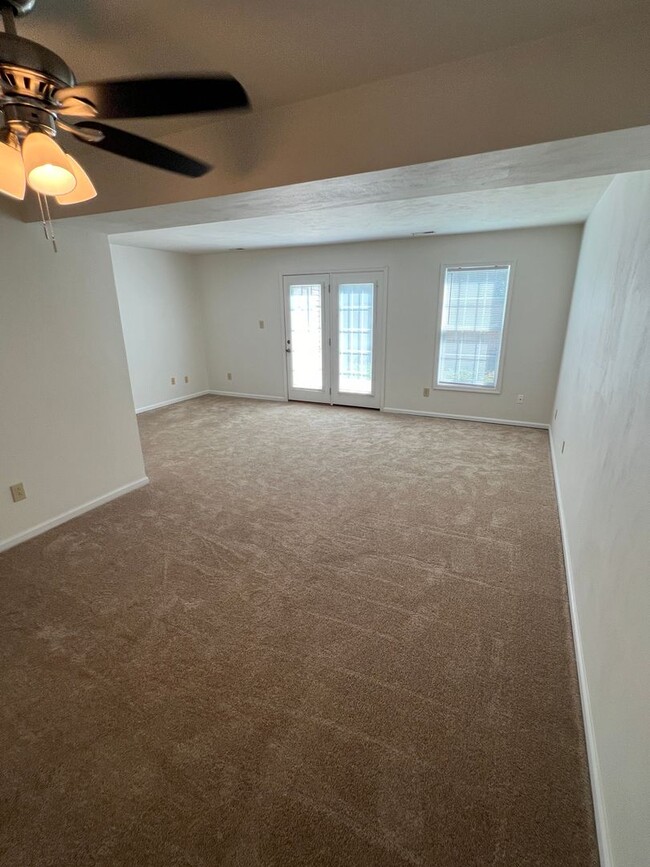 Building Photo - Large spacious Townhouse just blocks from ...