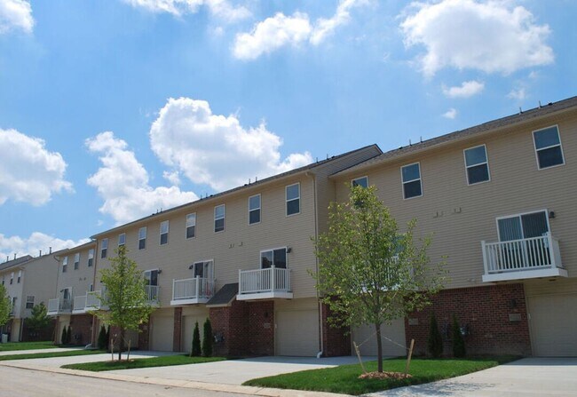 Building Photo - Three bedroom Townhouse, END UNIT!