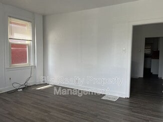 Building Photo - 119 E Scull St