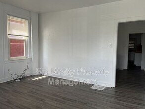 Building Photo - 119 E Scull St