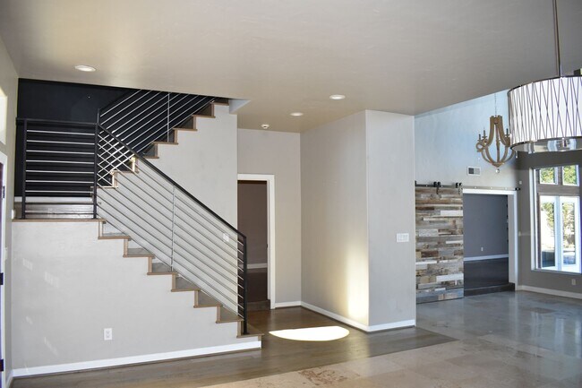 Foto del edificio - Modern home with pool in Arlington