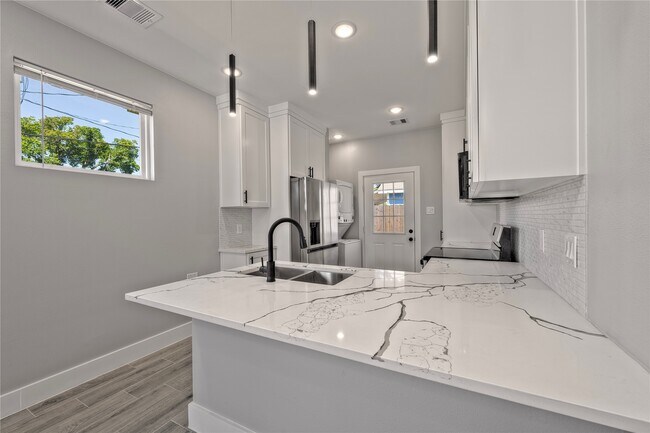 Foto del edificio - 9301 E Avenue L