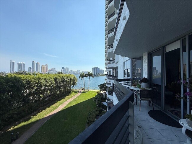 Foto del edificio - 3530 Mystic Pointe Dr